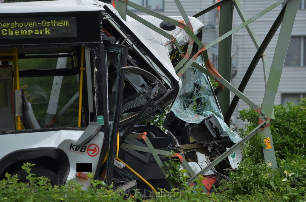 Schwerer Bus Unfall Koeln Porz Gremberghoven Neuenhofstr P137.JPG - Miklos Laubert